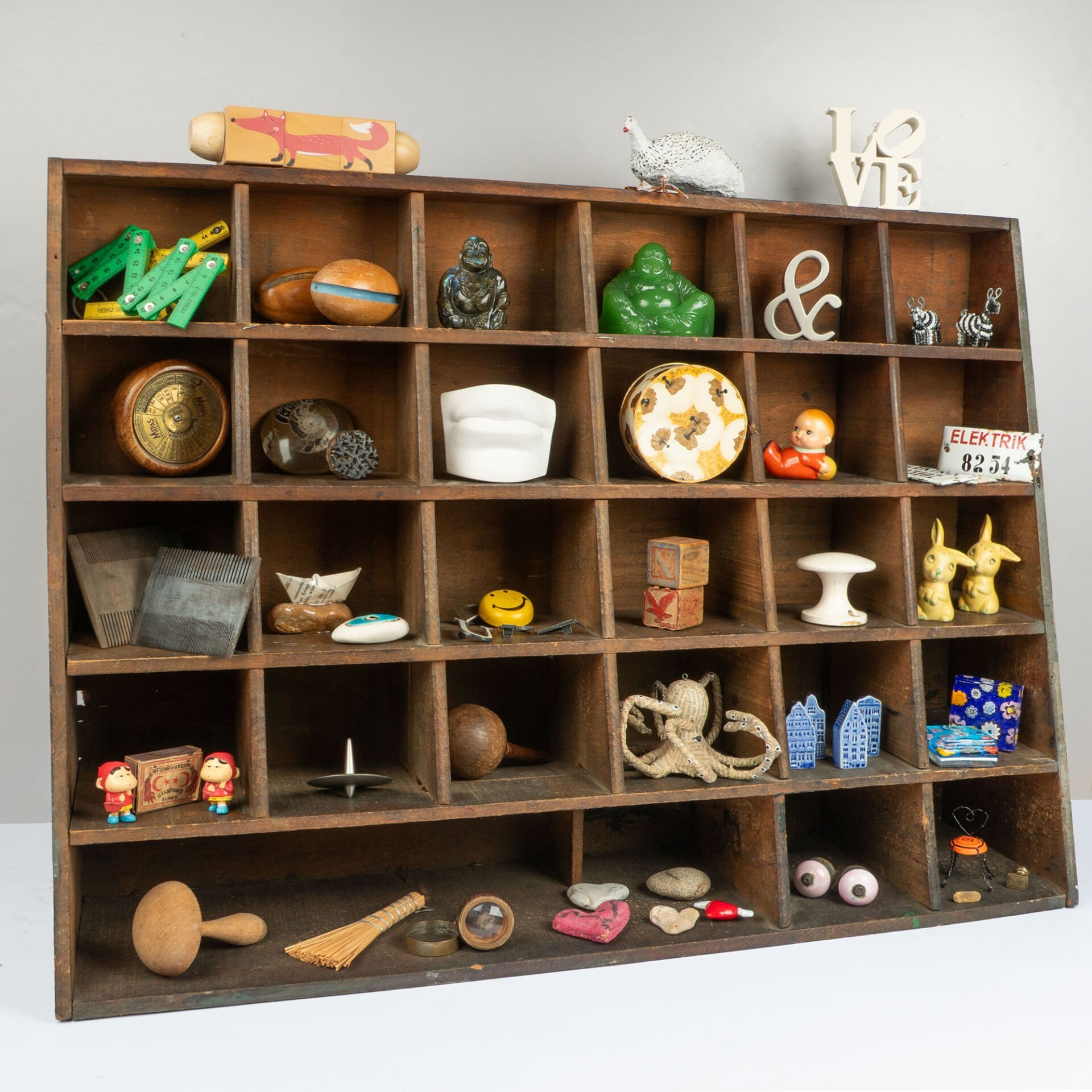 Koyu Renk Katrat Rafı