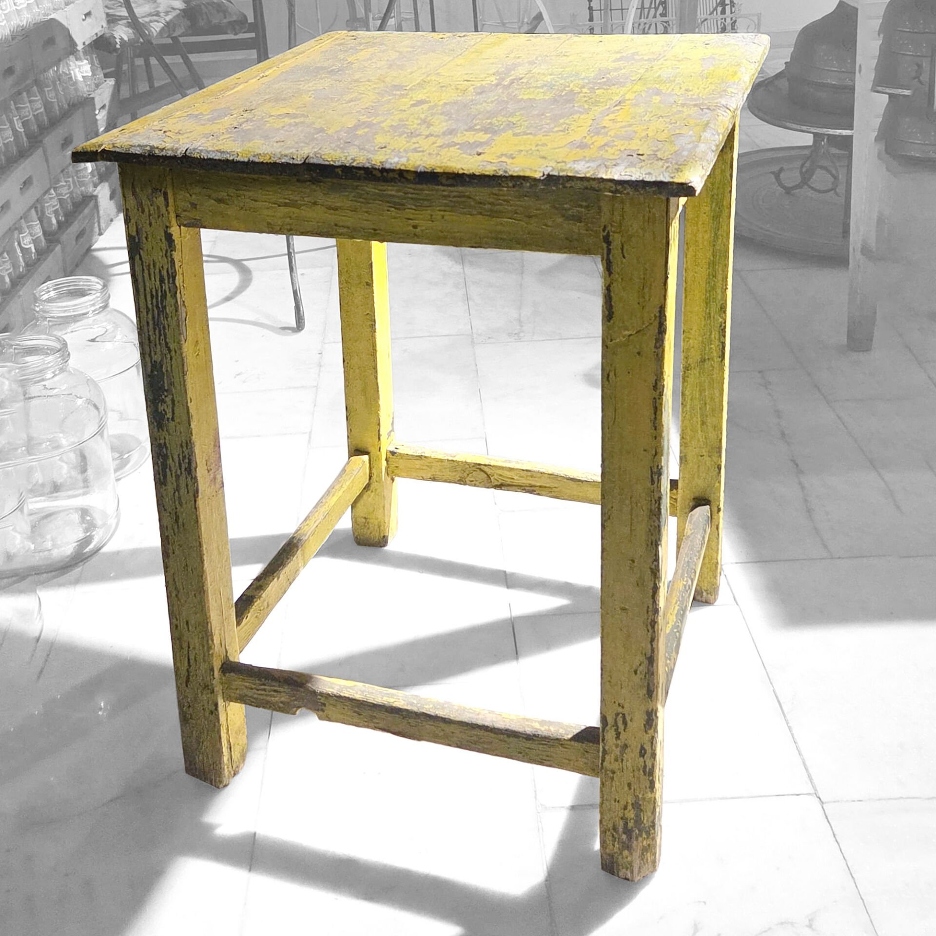 Sarı Boyalı Ahşap Masa