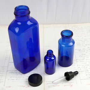 Üç Kobalt Şişe