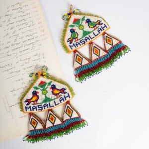 Çift Omuz Maşallah / Beyaz Zeminde Farklı Renkli Çift Kuş