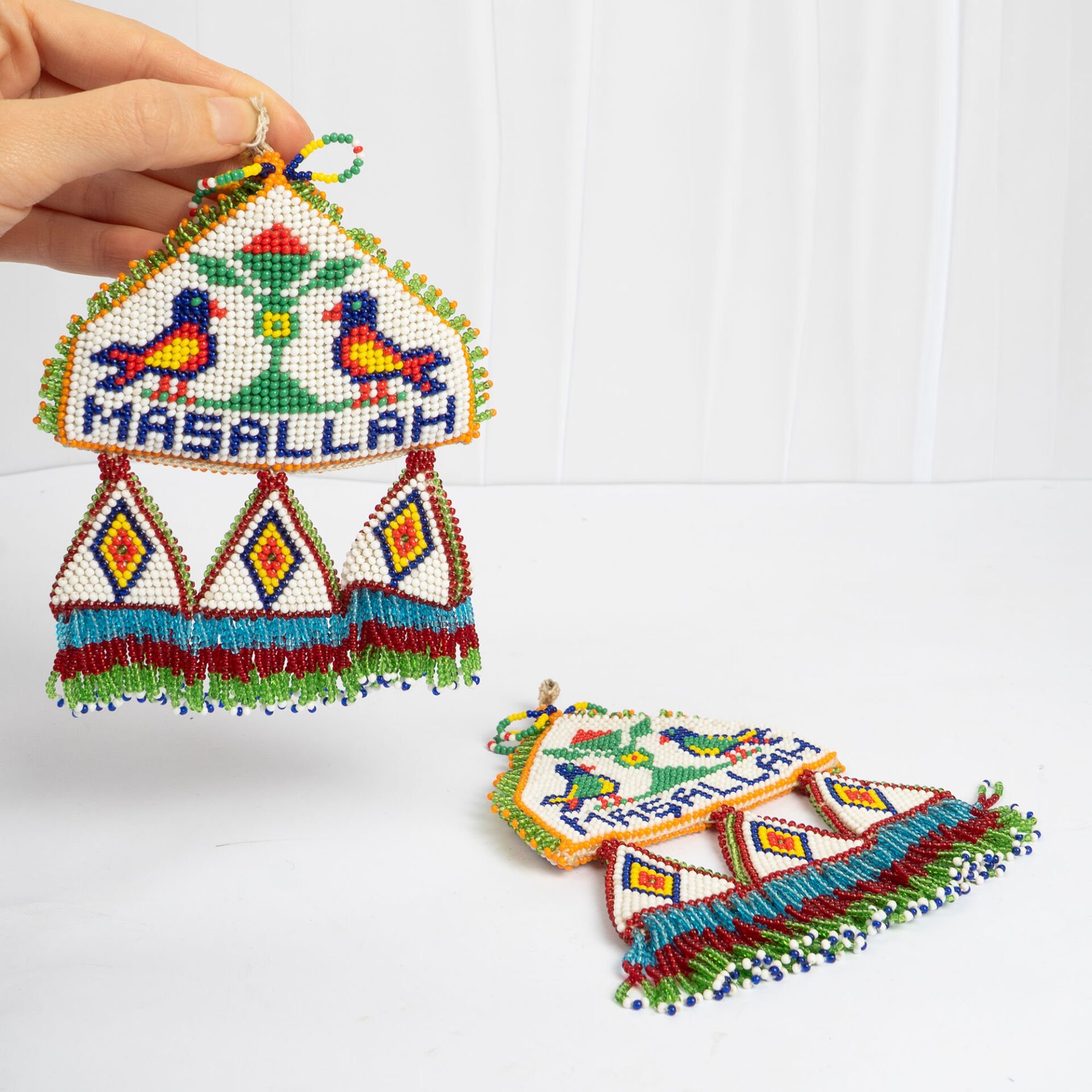 Çift Omuz Maşallah / Beyaz Zeminde Farklı Renkli Çift Kuş