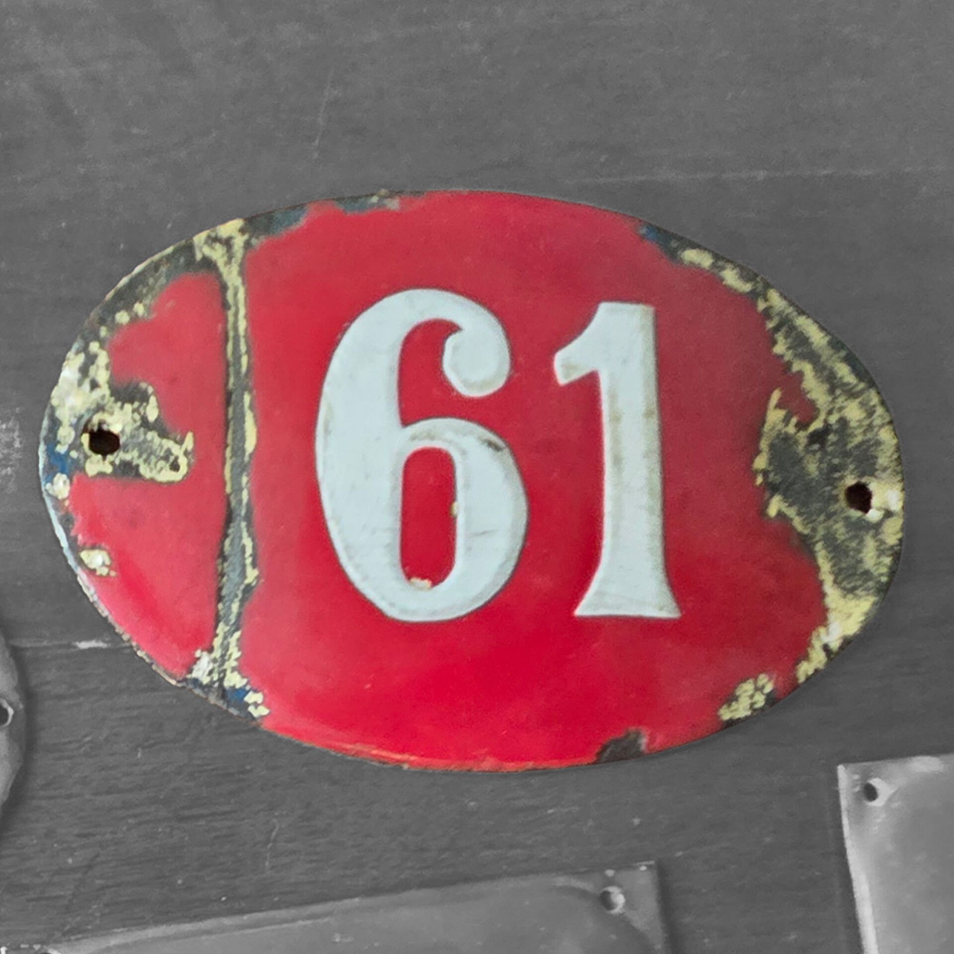 Kırmızı Kapı Numarası 61