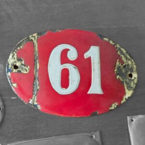 Kırmızı Kapı Numarası 61