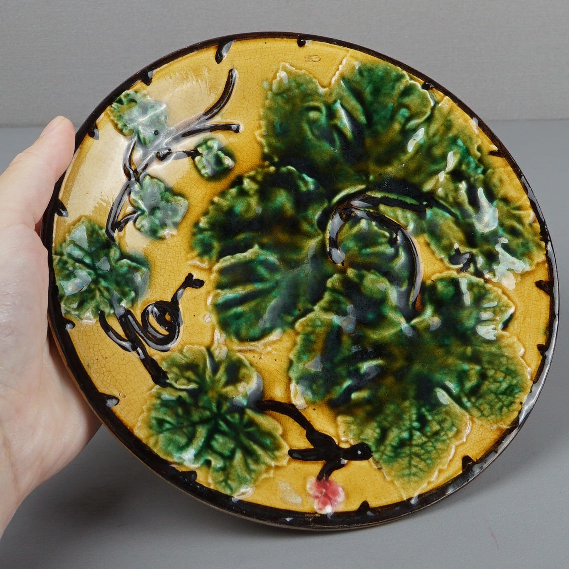 Asma Yapraklı Majolica Tabak