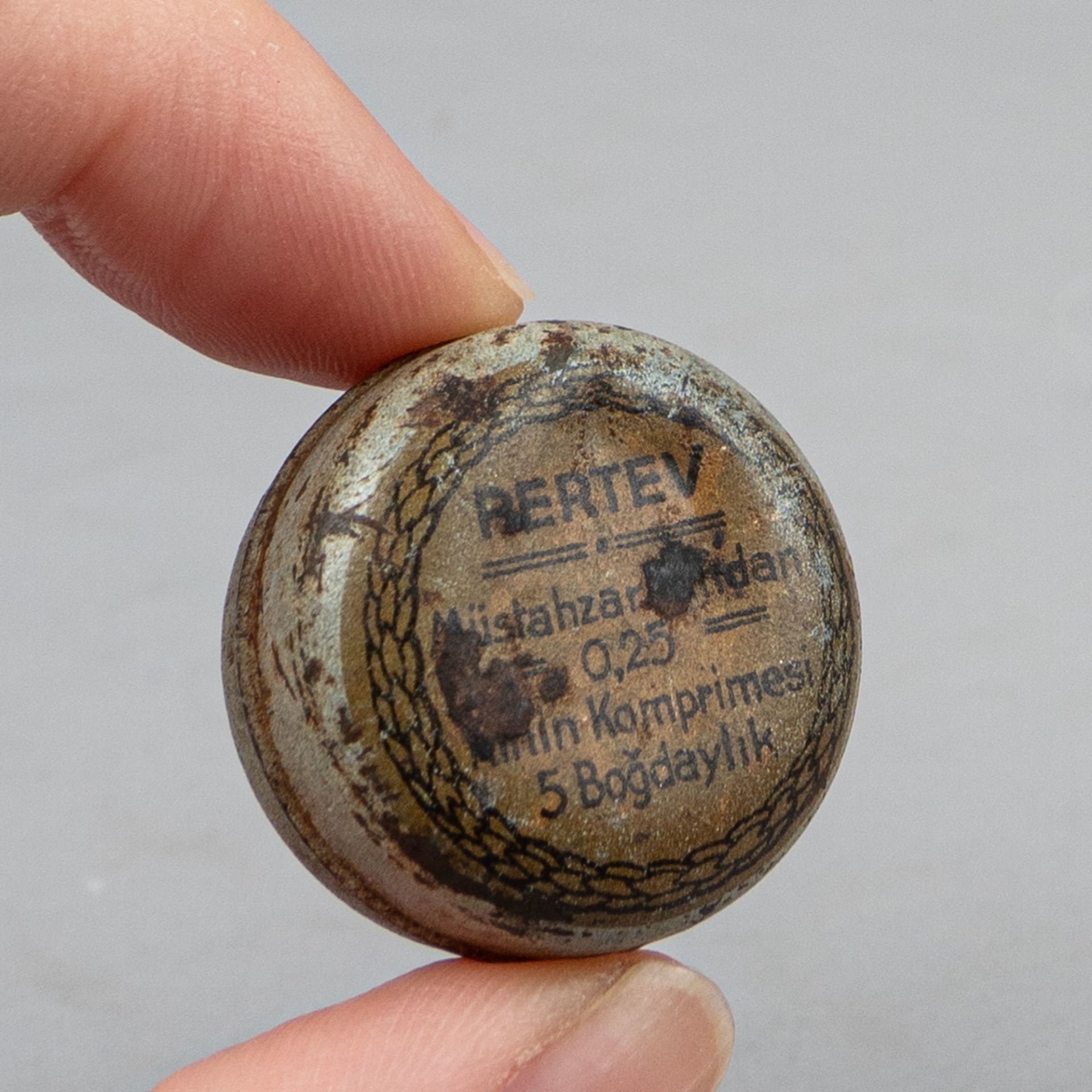 Pertev Kinin İlaç Teneke Kutusu