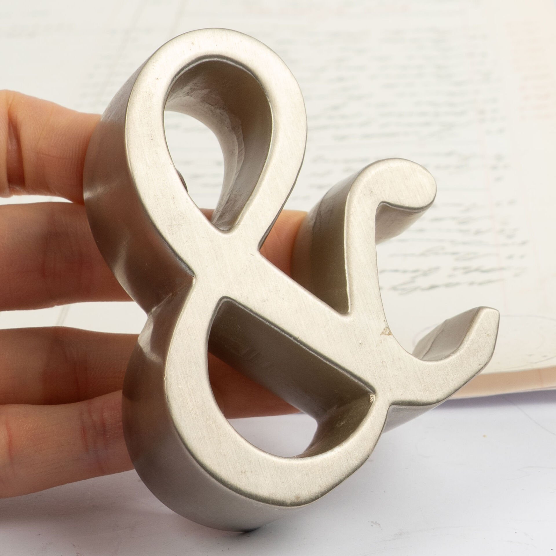 & Biçimli Heykelcik