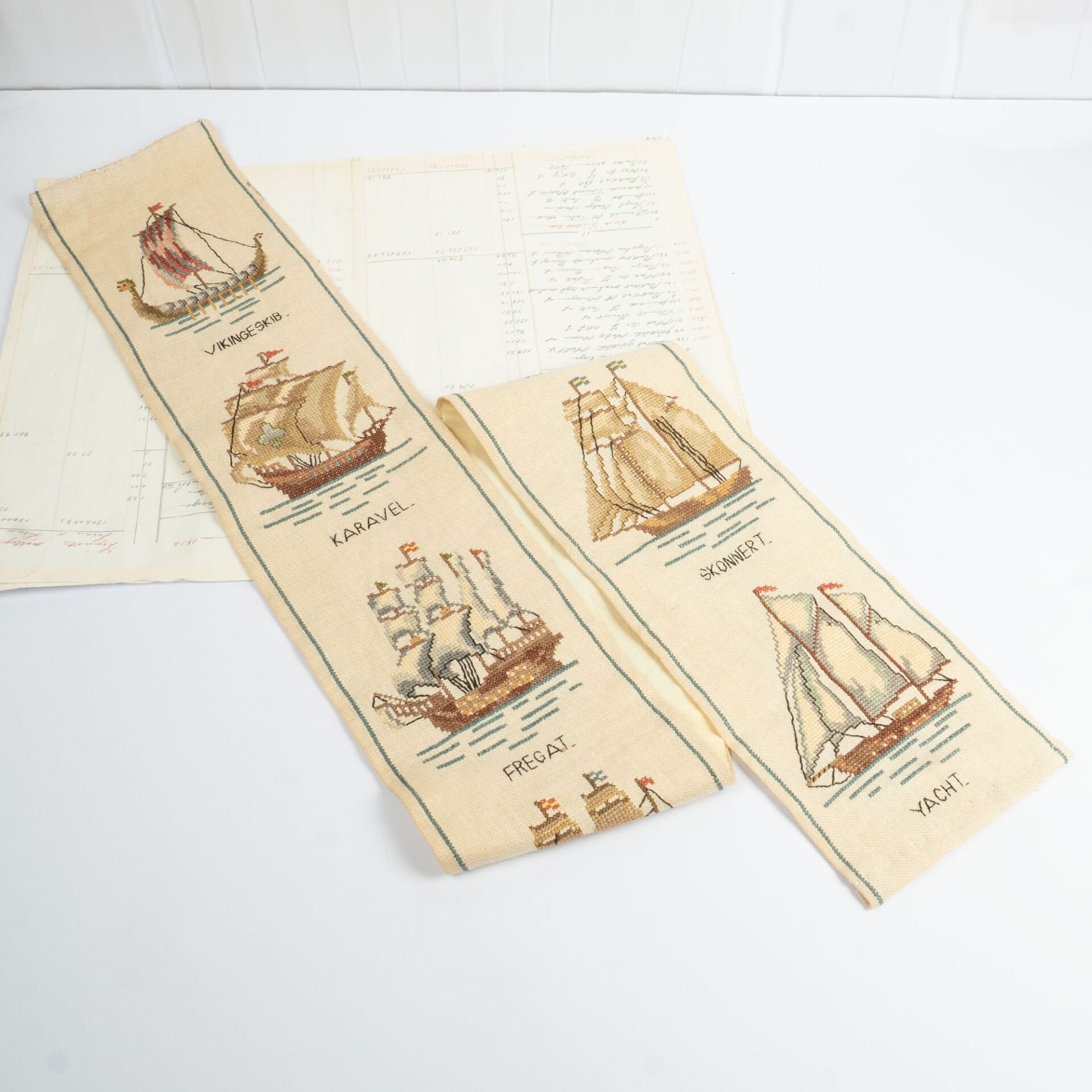 Gemili Kanaviçe İşli Zil Askısı