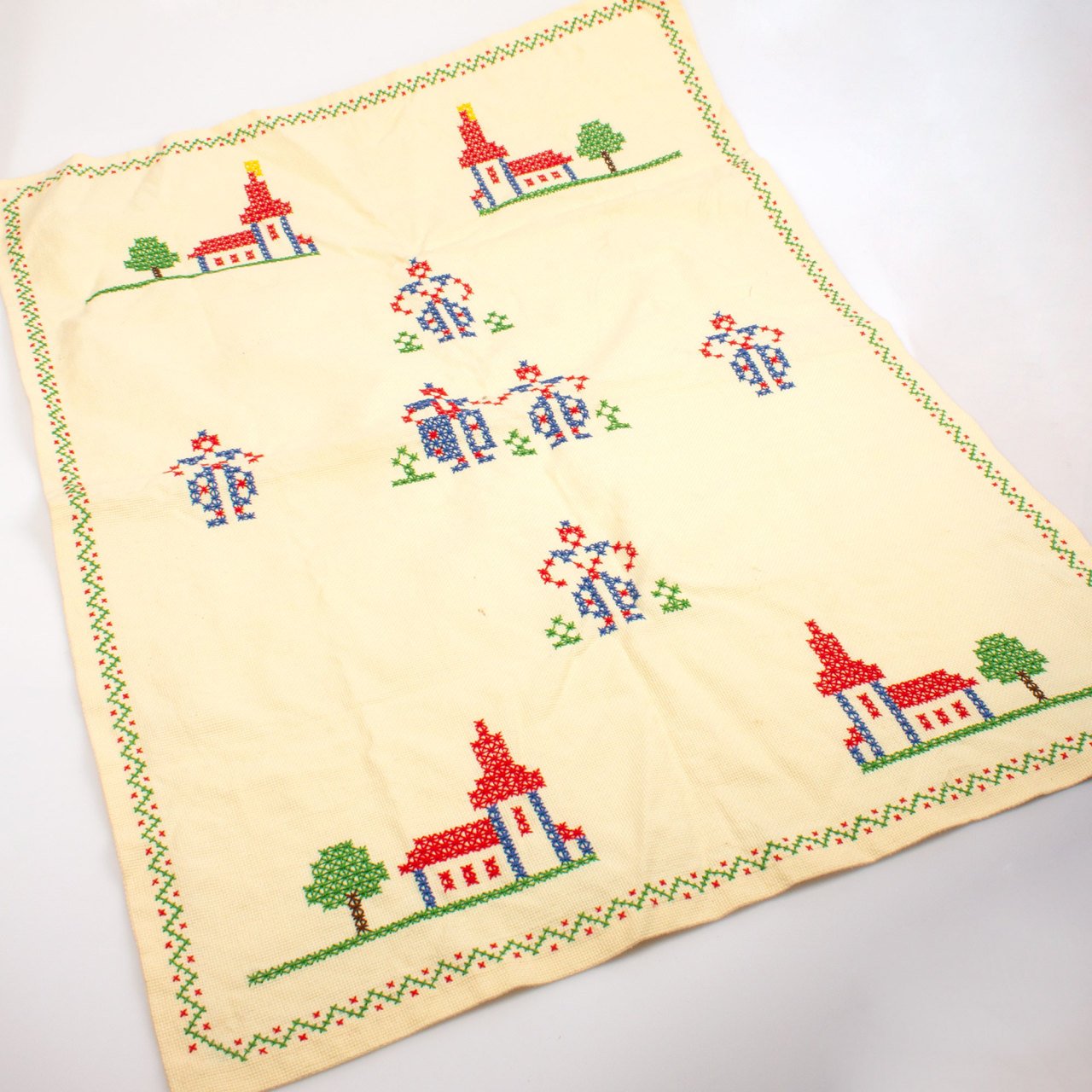 Köy Manzaralı Kanaviçe Örtü