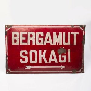 Bergamut Sokağı Tabelası