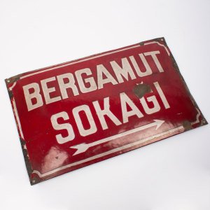 Bergamut Sokağı Tabelası