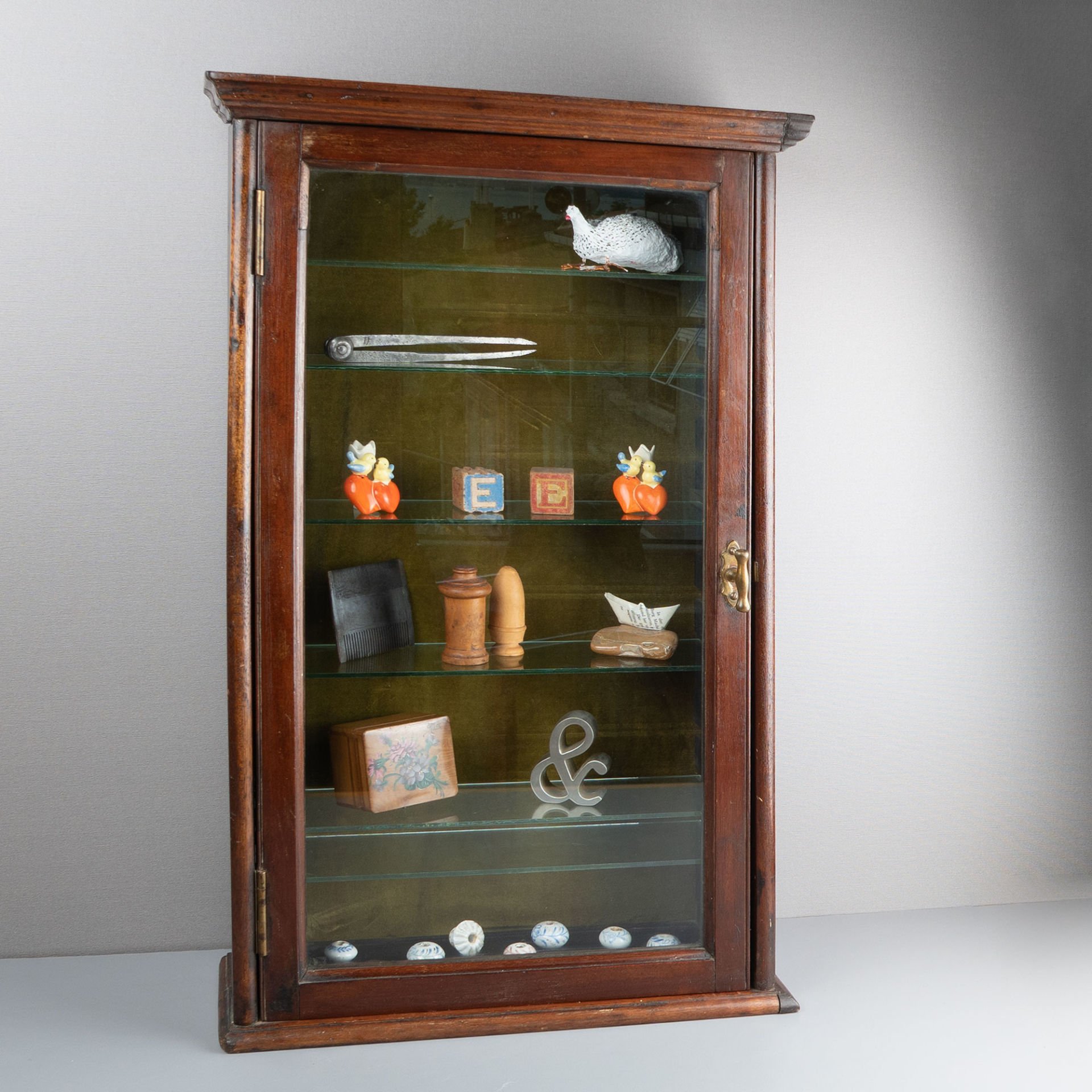 Ahşap Raflı Teşhir Vitrini