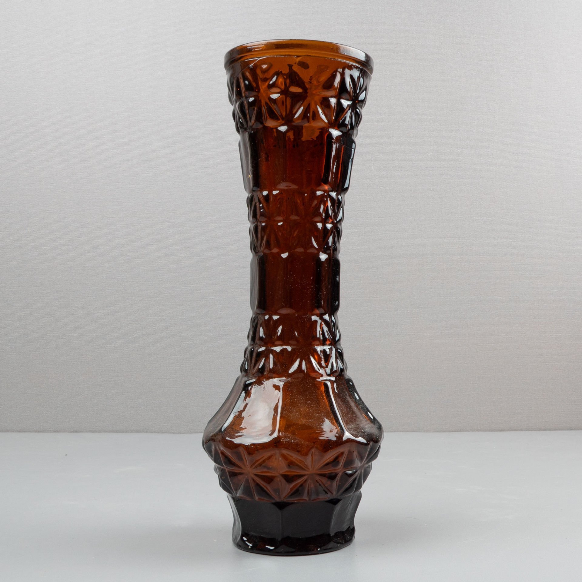 Uzun Boylu Kalıp Cam Kahverengi Vazo