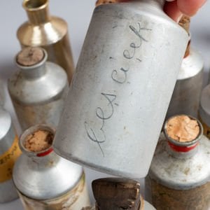 19 Teneke Parfüm Şişesi