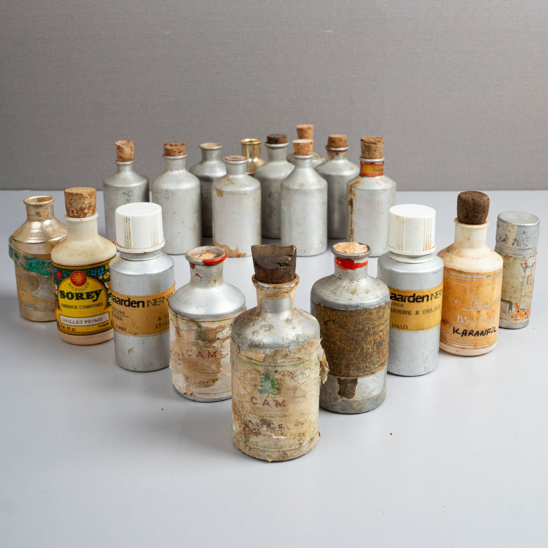 19 Teneke Parfüm Şişesi