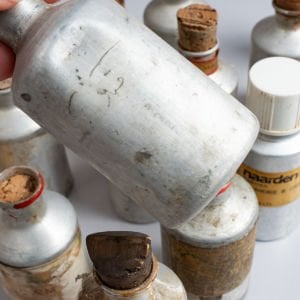 19 Teneke Parfüm Şişesi