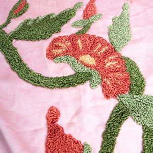 Pembe Saten İşlemeli Çerçeve