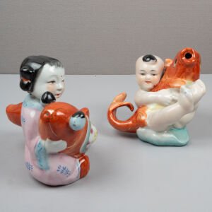 Koi Balıklı Kız ve Erkek Figürü
