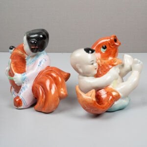 Koi Balıklı Kız ve Erkek Figürü