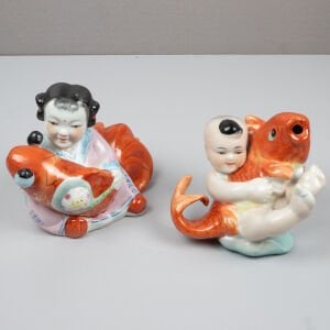 Koi Balıklı Kız ve Erkek Figürü