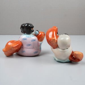 Koi Balıklı Kız ve Erkek Figürü