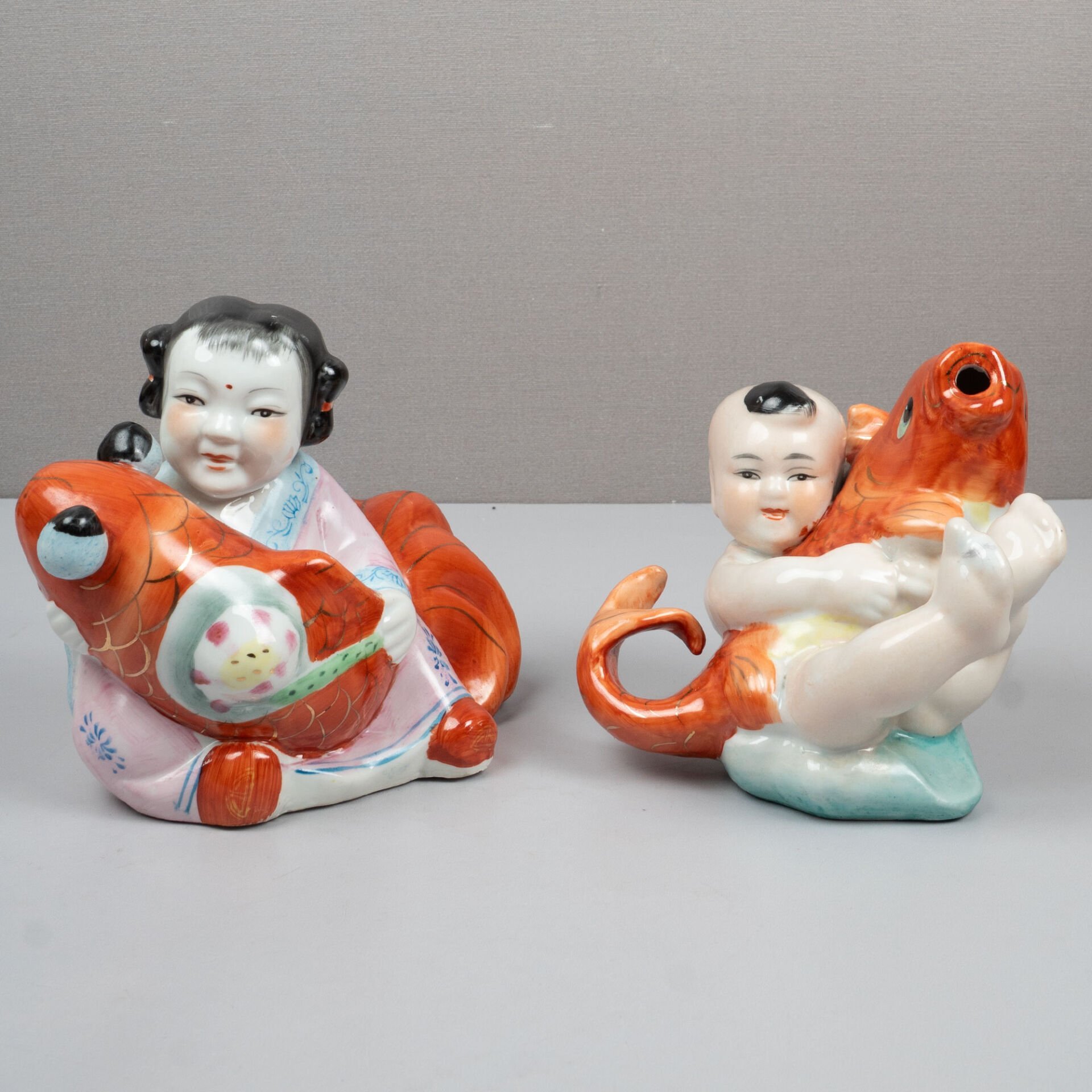 Koi Balıklı Kız ve Erkek Figürü