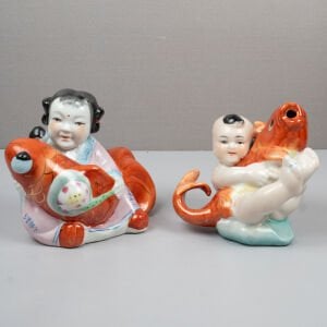 Koi Balıklı Kız ve Erkek Figürü