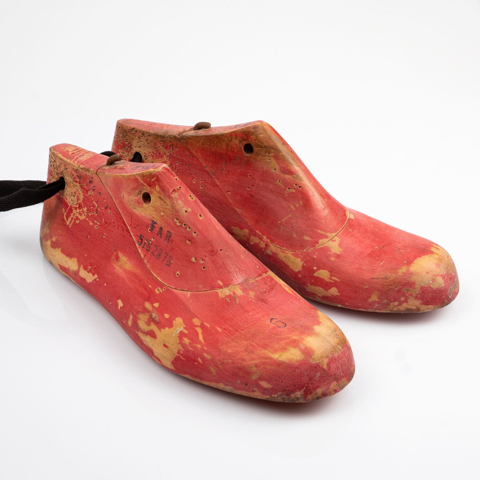 Kırmızı Boyalı Ayakkabı Kalıp 9