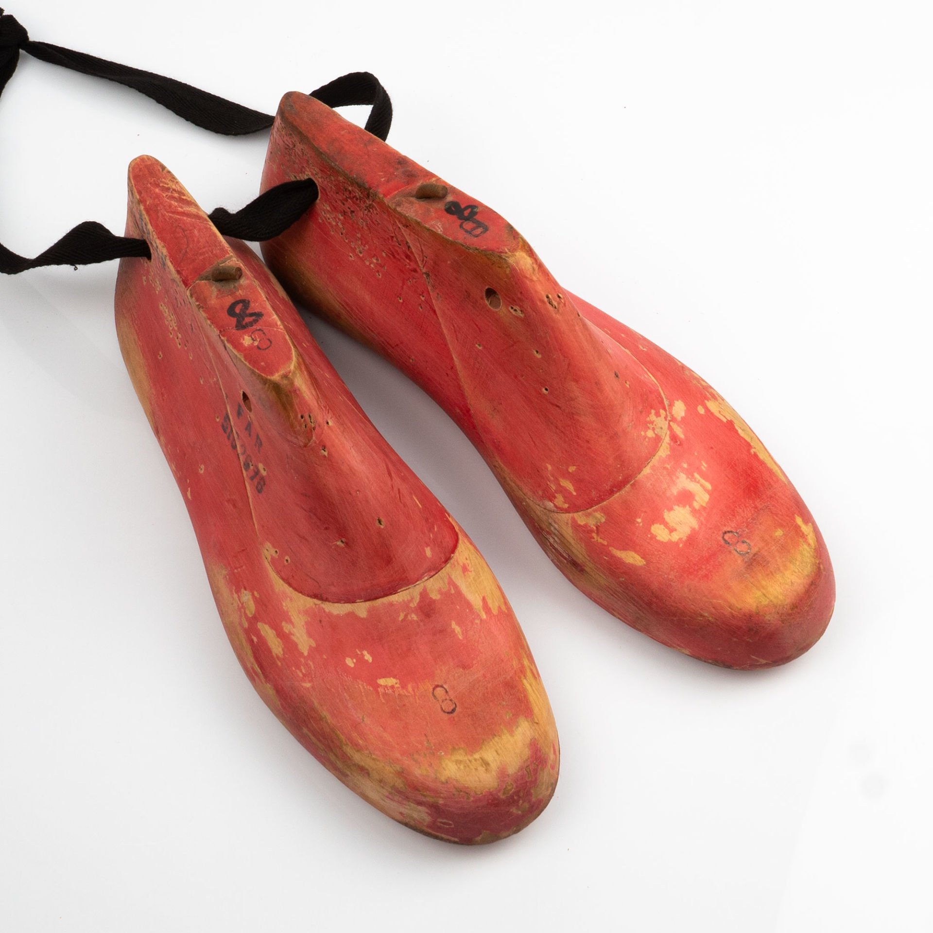 Kırmızı Boyalı Ayakkabı Kalıp 8